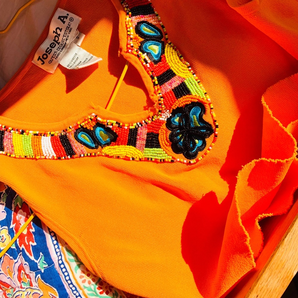 One ofa kind orange beaded crop top //vintage 🌈🌼